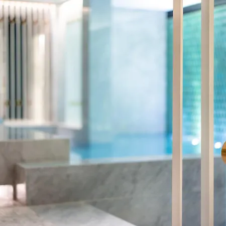 The One Monumental Palace Hotell