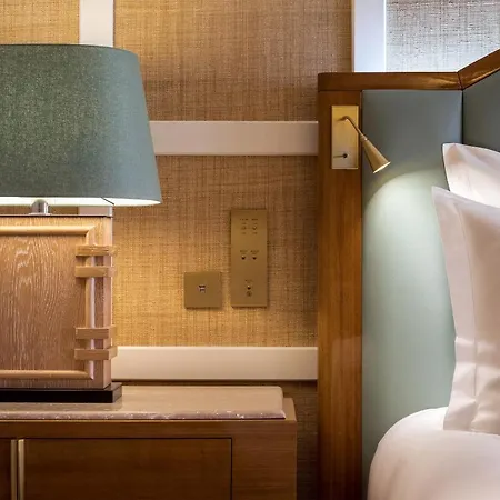 The One Monumental Palace Hotell