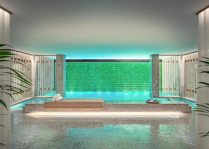 The One Monumental Palace Hotell