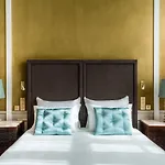 The One Monumental Palace Hotell