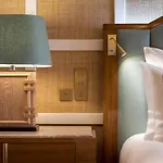 The One Monumental Palace Hotell